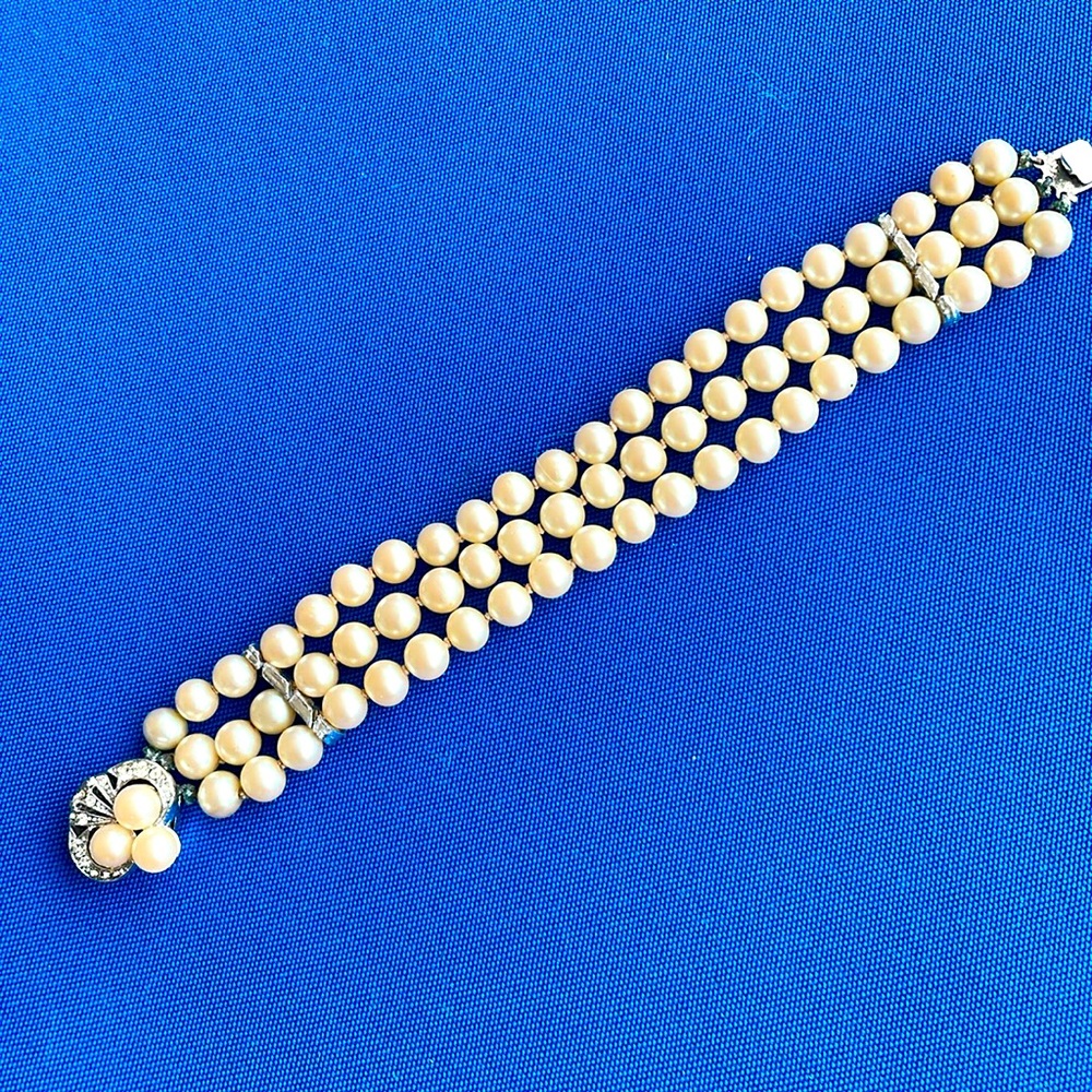 Vintage 3 row pearl bracelet.